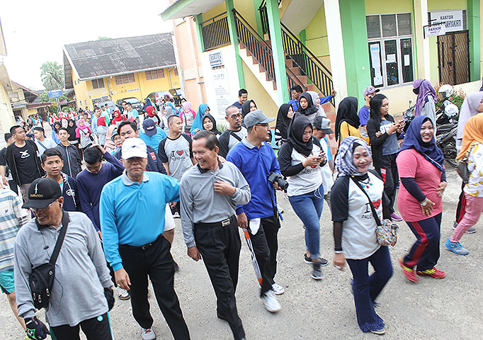 Rektor dan Dekan jalan santai hari kartini 2018 